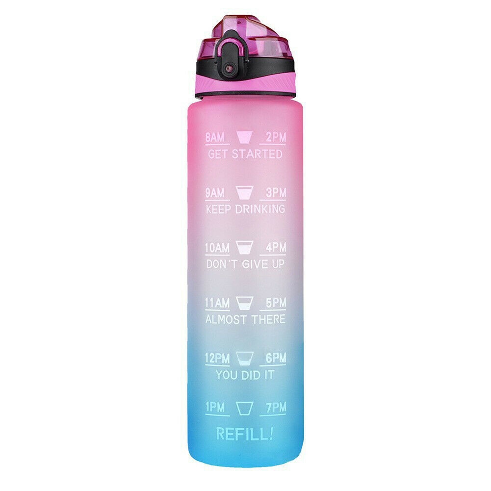 Eine Trinkflasche mit einem Farbverlauf von pink zu blau und aufgedruckten Zeitmarkierungen sowie motivierenden Aufforderungen zum Trinken im Laufe des Tages.