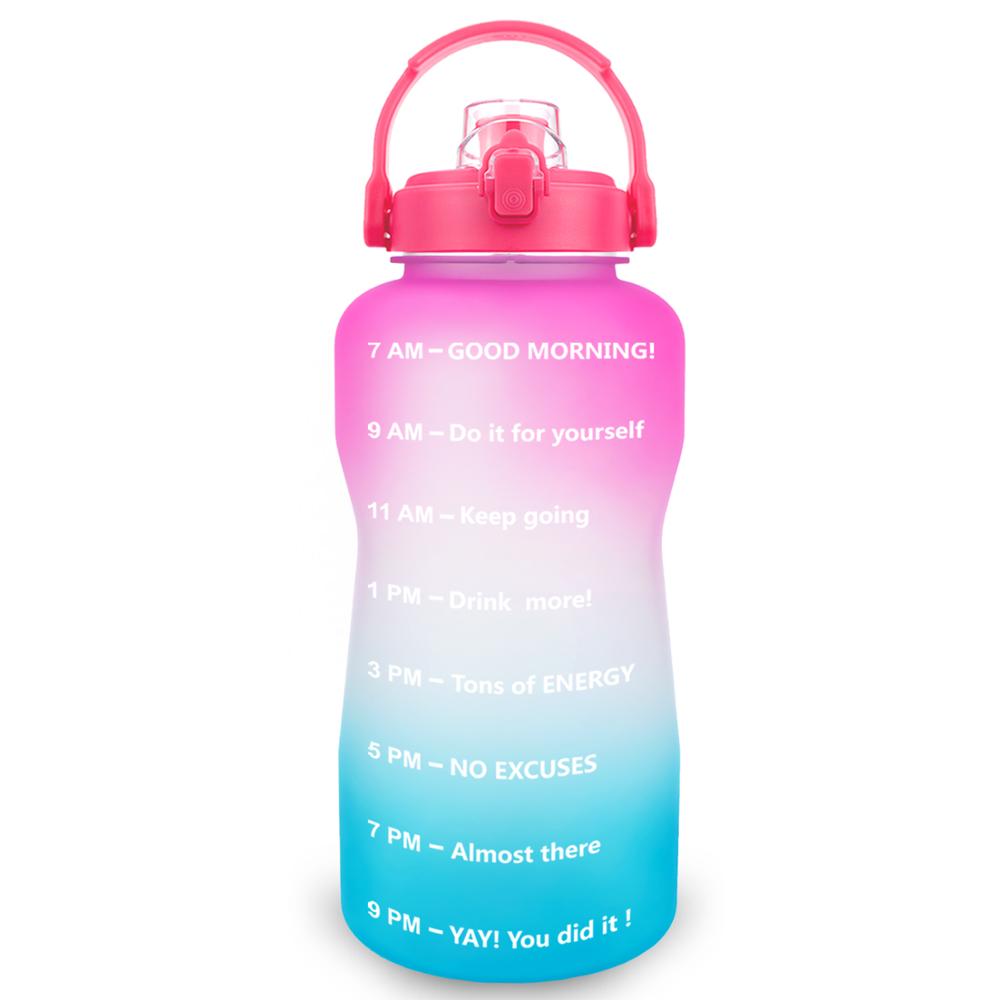 Eine Sporttrinkflasche mit einem Farbverlauf von Pink zu Blau, beschriftet mit Zeitmarkierungen und motivierenden Nachrichten vom fruehen Morgen bis zum Abend. Sie hat einen pinken Tragegriff und Verschluss.
