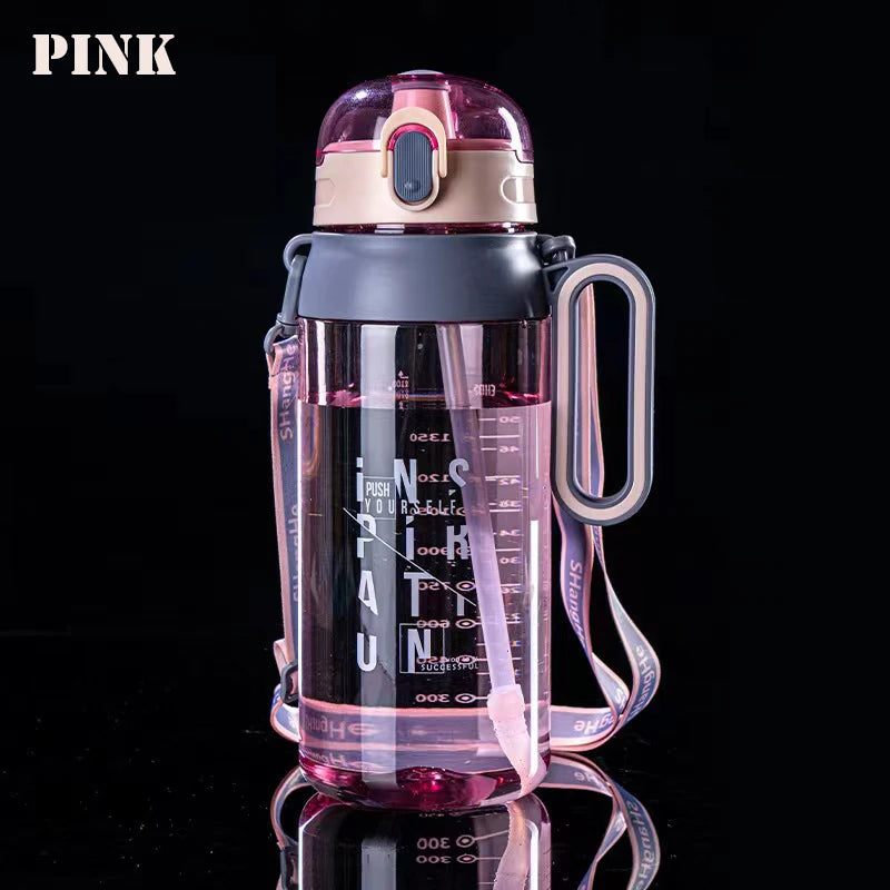 Eine durchsichtige pinke Sport-Trinkflasche mit einem pinkem Deckel und Tragegriff sowie einem eingezeichneten Strohhalm und motivierenden Markierungen.