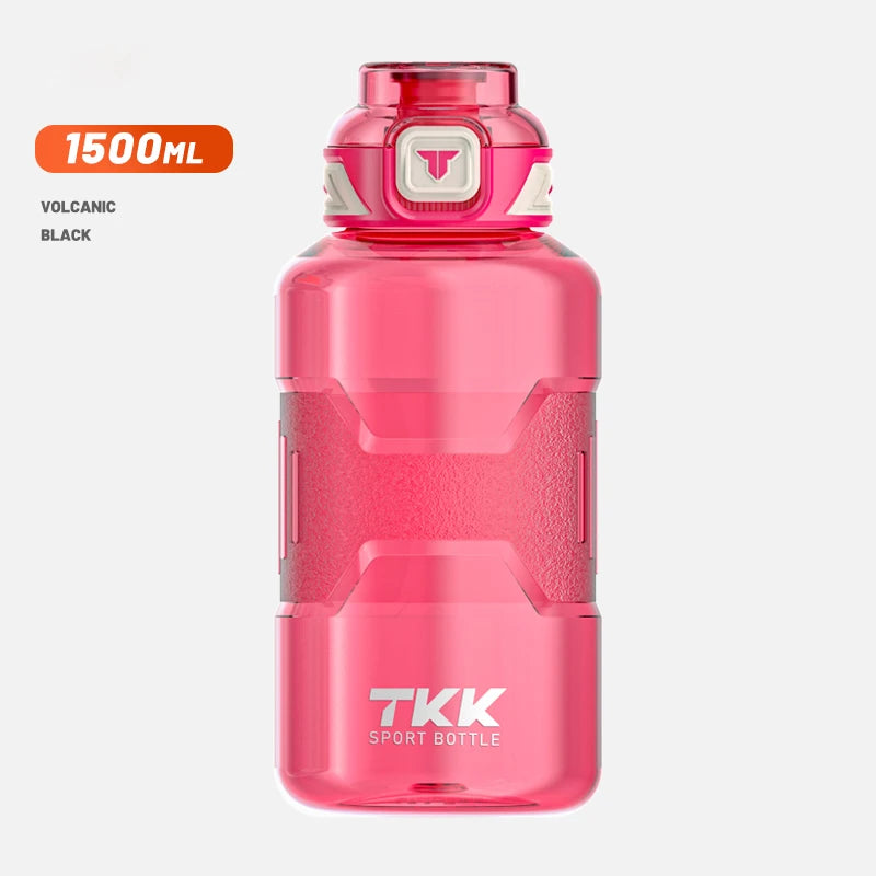 Eine pinke, transparente Sporttrinkflasche mit einem Fassungsvermoegen von 1500 ml und dem Logo "TKK".