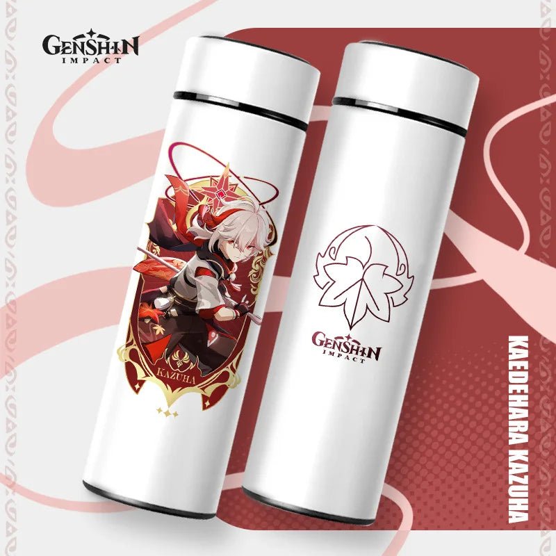 Zwei weiße Thermosflaschen mit schwarzem Deckel vor einem rosa Hintergrund. Die linke Flasche ist mit einer Illustration des "Genshin Impact" Charakters "KAEDHARIA KAZUHA" verziert.