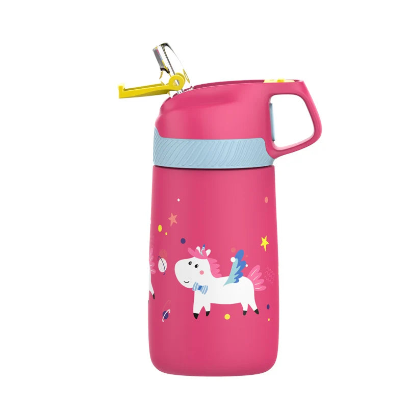 Eine Kinder-Thermosflasche in Pink mit einem Einhorn-Motiv, gelbem Deckel und Henkel.