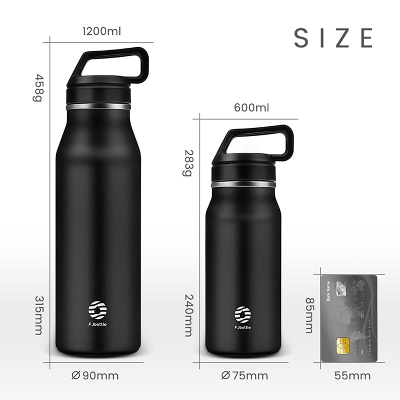 Zwei schwarze Edelstahl-Thermosflaschen verschiedener Groeßen mit den Maßen: eine mit 1.2 Liter Fassungsvermoegen und eine kleinere mit 0.6 Liter Fassungsvermoegen. Es wird auch ein Groeßenvergleich mit einer Kreditkarte gezeigt.