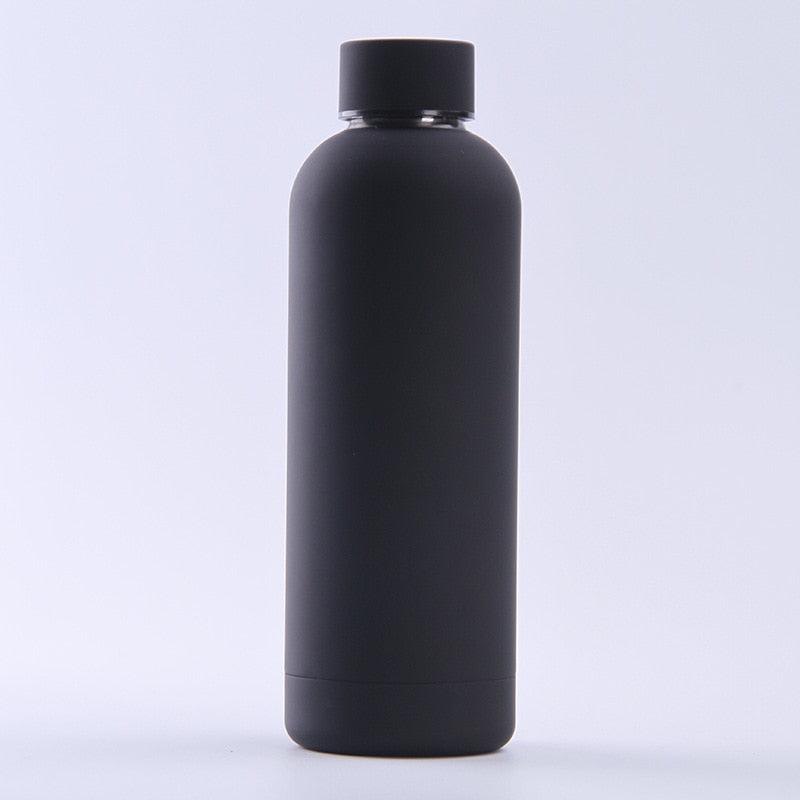 Eine graue doppelwandige Thermosflasche mit einem Deckel.