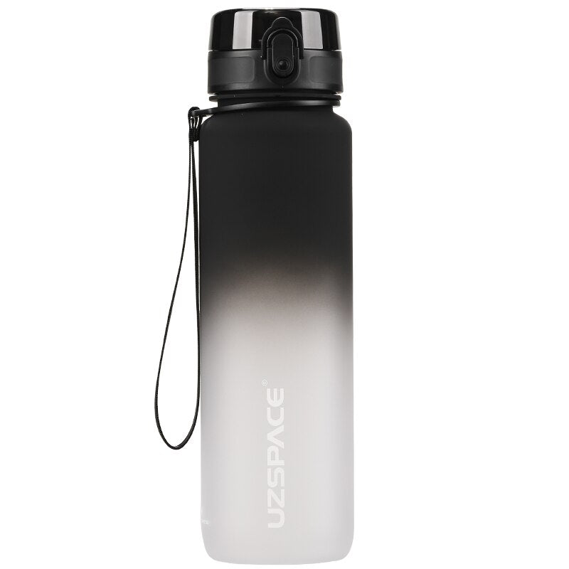 Eine Sporttrinkflasche mit einem Farbverlauf von schwarz zu grau, ausgestattet mit einem Trageband und einem Klappdeckel. Auf der Flasche ist das Markenlogo "UZSPACE" sichtbar.