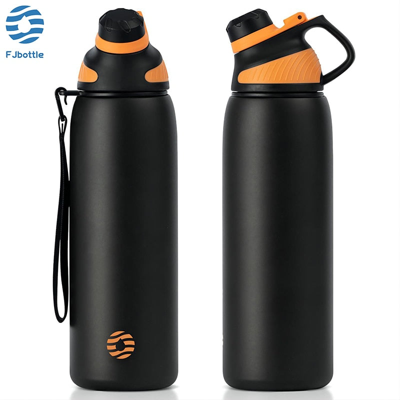 Das Bild zeigt zwei schwarze Edelstahl-Thermosflaschen mit orangefarbenen Akzenten und Tragegriffen. An einer der Flaschen ist eine Schlaufe befestigt.
