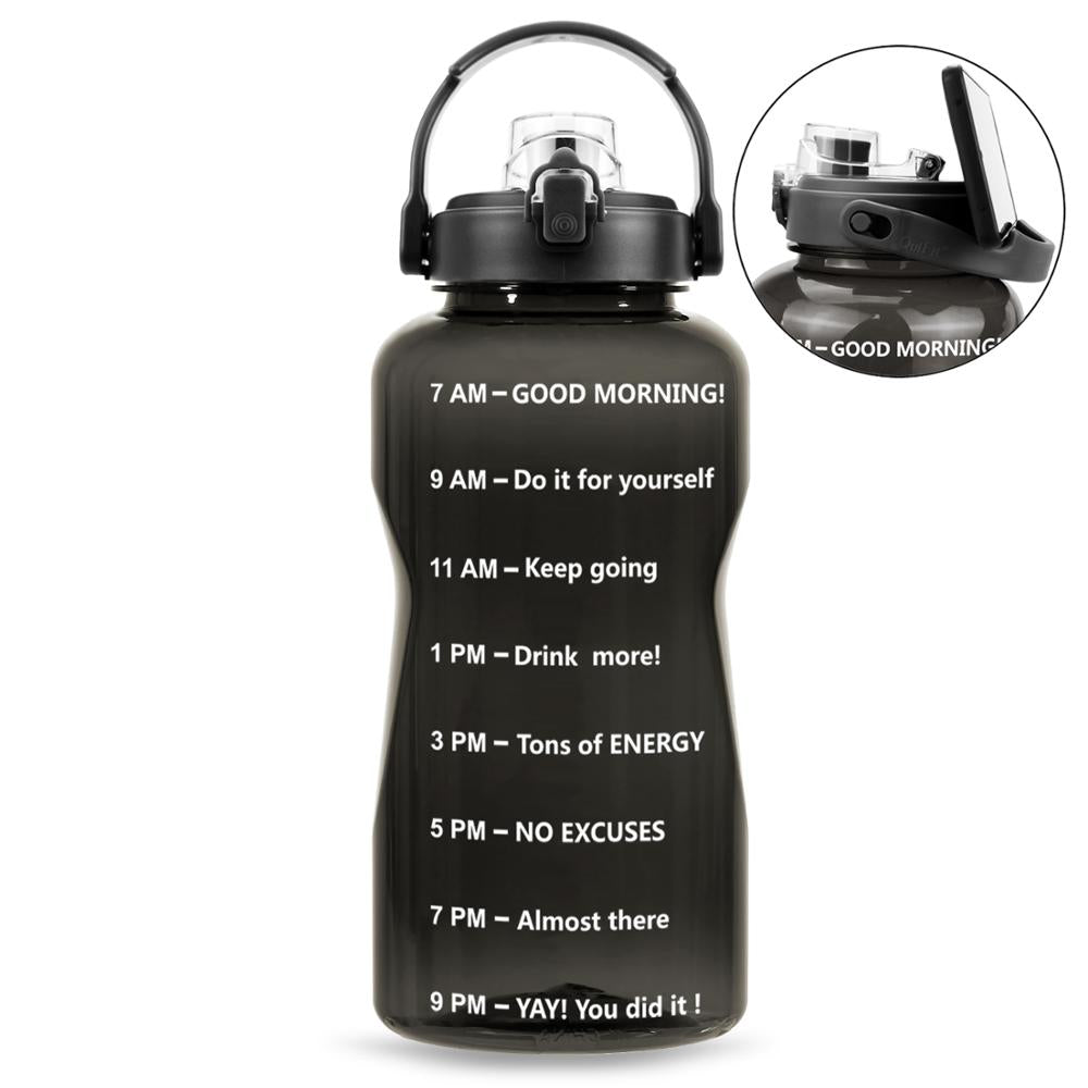 Eine Sporttrinkflasche mit einer Farbe von schwarz, beschriftet mit Zeitmarkierungen und motivierenden Nachrichten vom fruehen Morgen bis zum Abend. Sie hat einen schwarzen Tragegriff und Verschluss.