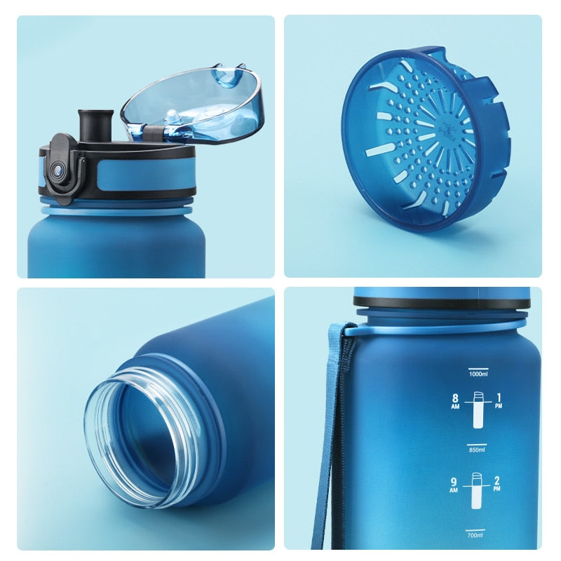 Vier Detailansichten einer blauen Sporttrinkflasche: offen mit einem umgeklappten Deckel, ein herausnehmbares Sieb, das offene Flascheninnere und eine Nahaufnahme der Flasche mit Fuellstandsanzeige und Trageschlaufe.