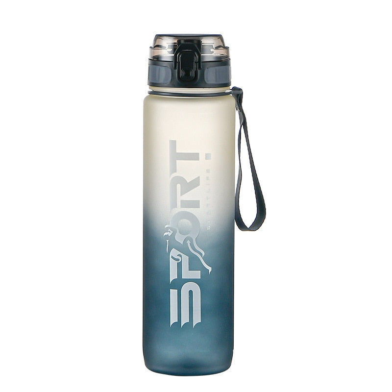 Eine leuchtend graublaue Sporttrinkflasche mit 'SPORT' Logo, Deckel mit Trinkoeffnung und integriertem Tragegriff, Kapazitaet Markierungen an der Seite.