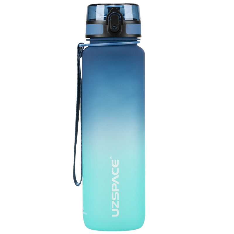 Eine Sporttrinkflasche mit einem Farbverlauf von blau zu hellblau, ausgestattet mit einem Trageband und einem Klappdeckel. Auf der Flasche ist das Markenlogo "UZSPACE" sichtbar.