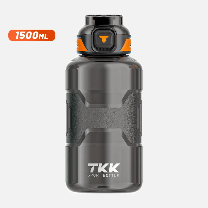 Eine schwarze, transparente Sporttrinkflasche mit einem Fassungsvermoegen von 1500 ml und dem Logo "TKK".