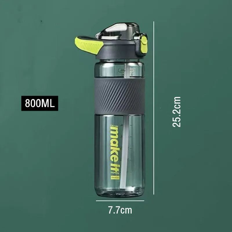 Eine Sporttrinkflasche mit einer Kapazitaet von 800ml und Maßangaben (7.7cm Durchmesser, 25.2cm Hoehe) vor einem einfarbigen Hintergrund.