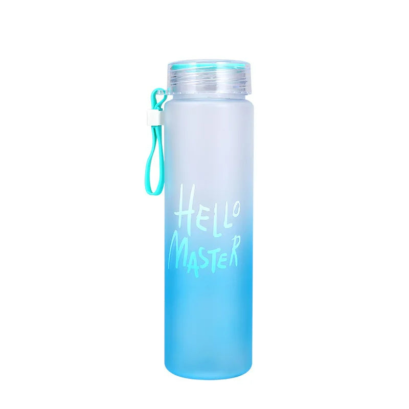 Eine blaue Sportflasche mit der Aufschrift "Hello Master" in hellblauer Schrift. Die Flasche hat einen blauen Deckel und einen Tragegriff in der gleichen Farbe.