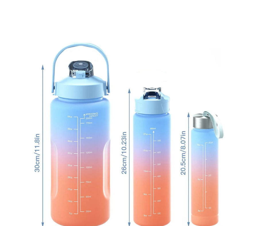 Das Bild zeigt drei unterschiedlich große, farbige Trinkflaschen mit Skala und Zeitmarkierungen. Die groeßte Flasche ist 30 cm hoch, die mittlere 26 cm und die kleinste 20,5 cm.