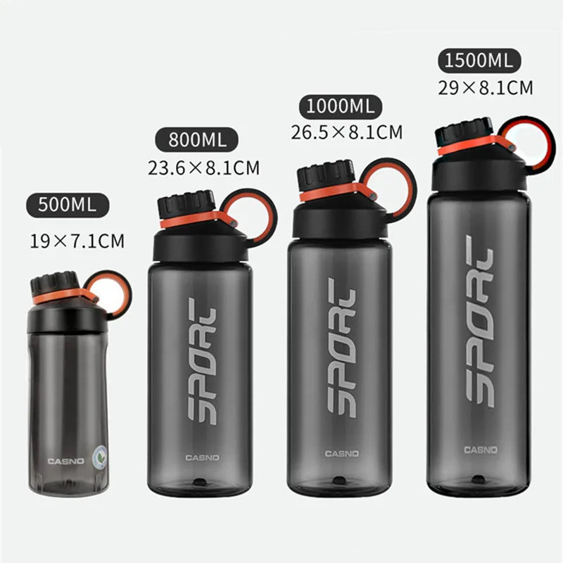 Vier verschiedene Sporttrinkflaschen in Schwarz, die sich in Größe und Fassungsvermögen unterscheiden. Jede Flasche hat einen schwarzen Schraubverschluss mit einem orangefarbenen Henkel.