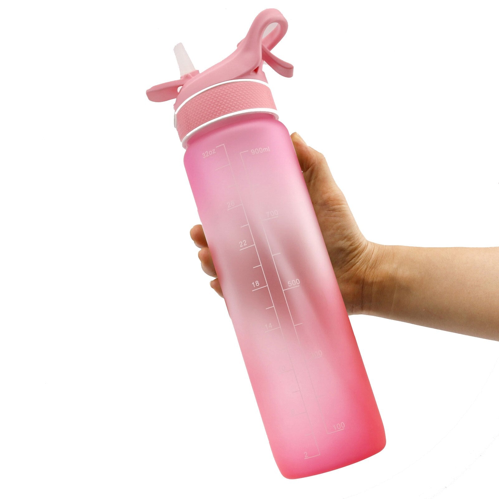 Eine Hand haelt eine Sporttrinkflasche mit einer Farbe Pink und Zeitmarkierung zur Fluessigkeitsverfolgung.