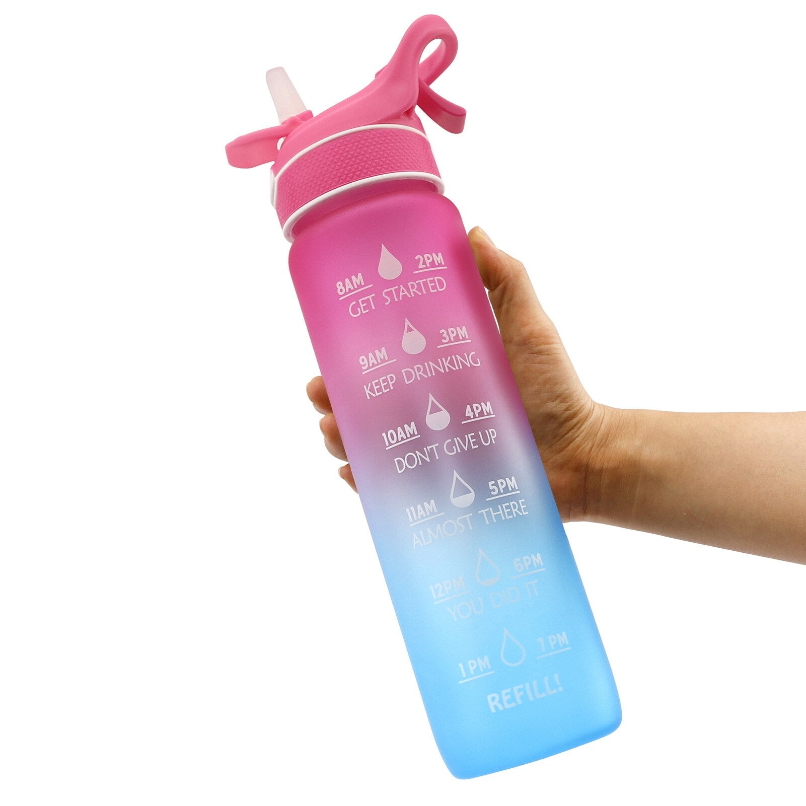 Eine Hand haelt eine Sporttrinkflasche mit einem Farbverlauf von Pink zu Blau und Zeitmarkierung zur Fluessigkeitsverfolgung.