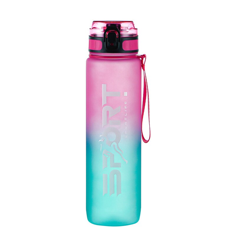 Eine leuchtend pinkgruene Sporttrinkflasche mit 'SPORT' Logo, Deckel mit Trinkoeffnung und integriertem Tragegriff, Kapazitaet Markierungen an der Seite.