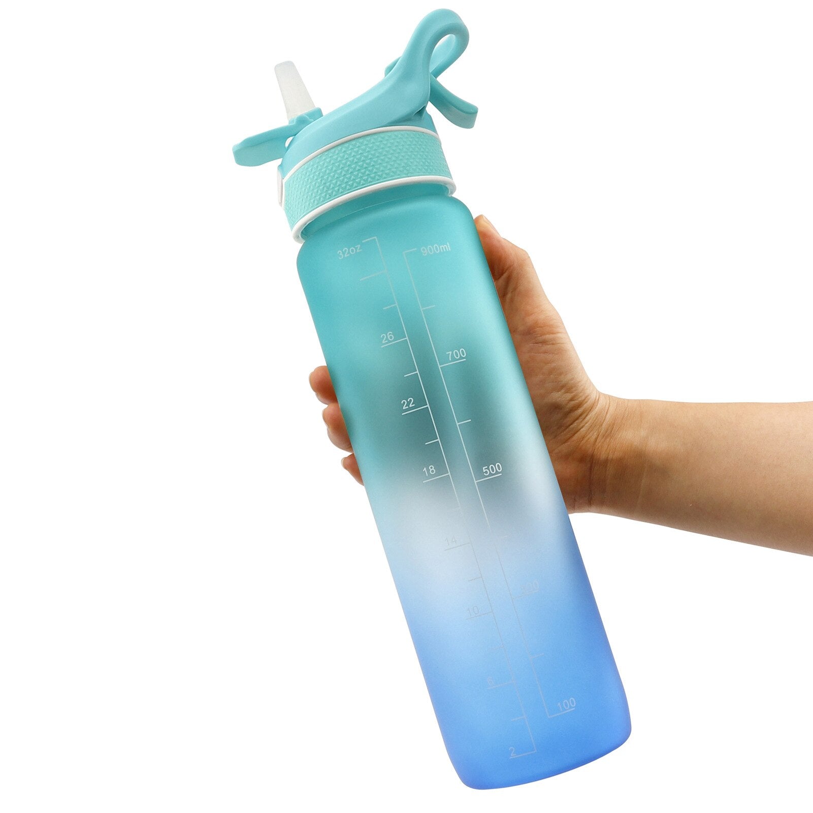 Eine Hand haelt eine Sporttrinkflasche mit einem Farbverlauf von Gruen zu Blau und Zeitmarkierung zur Fluessigkeitsverfolgung.