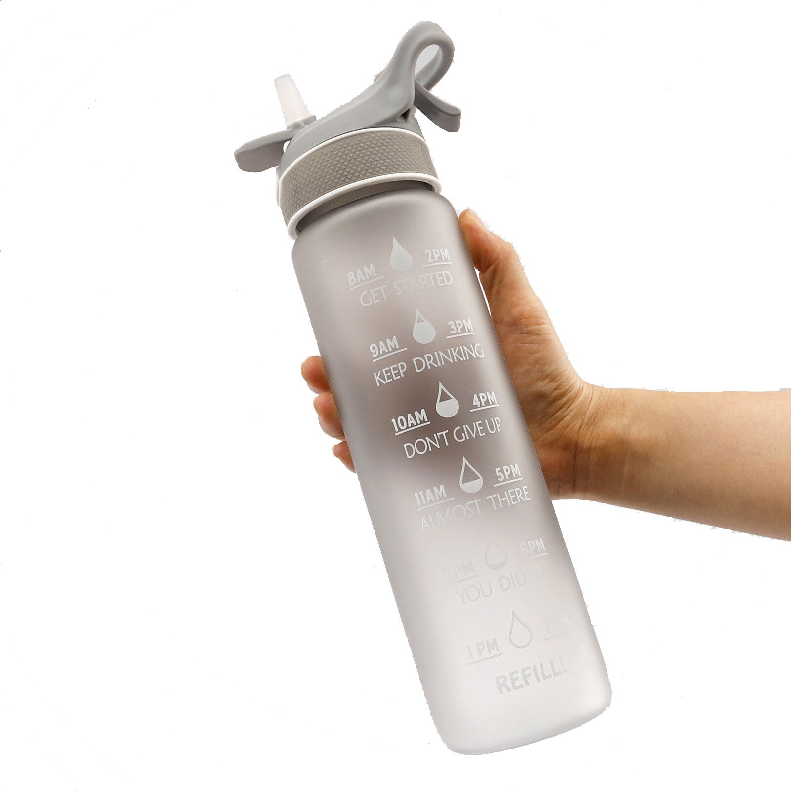 Eine Hand haelt eine Sporttrinkflasche mit einer Farbe Grau und Zeitmarkierung zur Fluessigkeitsverfolgung.