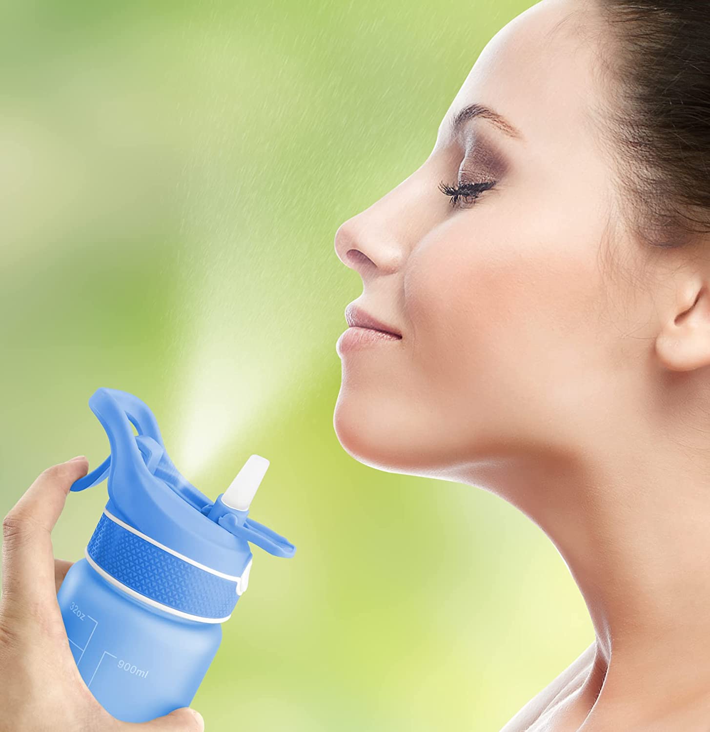 Eine Person benutzt eine blaue Sporttrinkflasche mit Spruehfunktion, um sich das Gesicht mit einem feinen Wassernebel zu erfrischen.