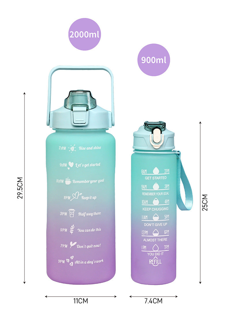Zwei Sporttrinkflaschen in Farbverlauf von Blau zu Lila mit Kapazitaetsangaben von 2000ml und 900ml und Groessenangaben von 29,5 cm Hoehe fuer die groessere und 25 cm fuer die kleinere Flasche.