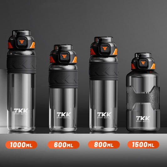 Vier moderne Sporttrinkflaschen in verschiedenen Groessen – 1000ml, 600ml, 800ml und 1500ml – aufgereiht auf einem dunkelgrauen Hintergrund.