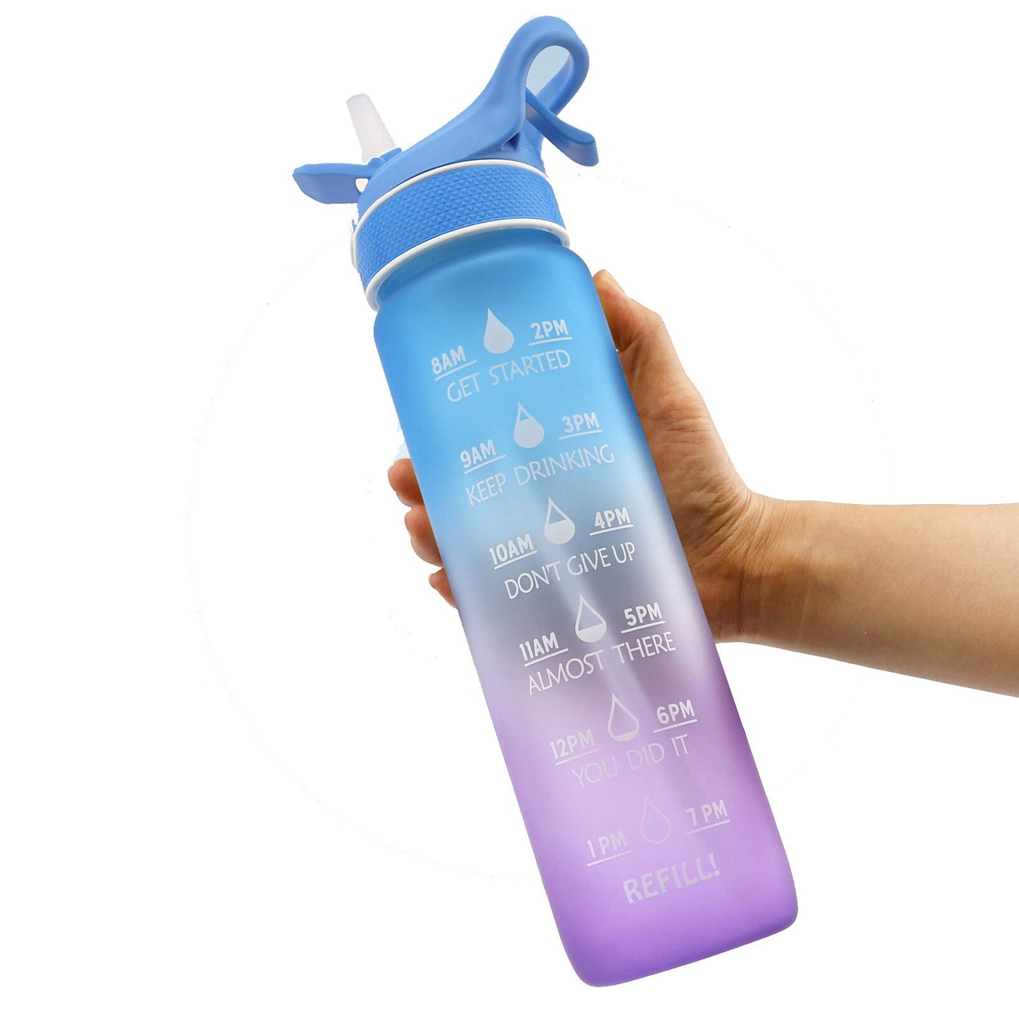 Eine Hand haelt eine Sporttrinkflasche mit einem Farbverlauf von Blau zu Lila und Zeitmarkierung zur Fluessigkeitsverfolgung.