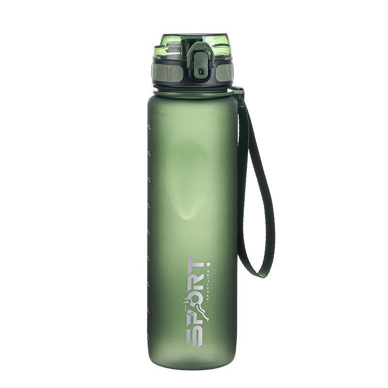 Eine leuchtend gruene Sporttrinkflasche mit 'SPORT' Logo, Deckel mit Trinkoeffnung und integriertem Tragegriff, Kapazitaet Markierungen an der Seite.