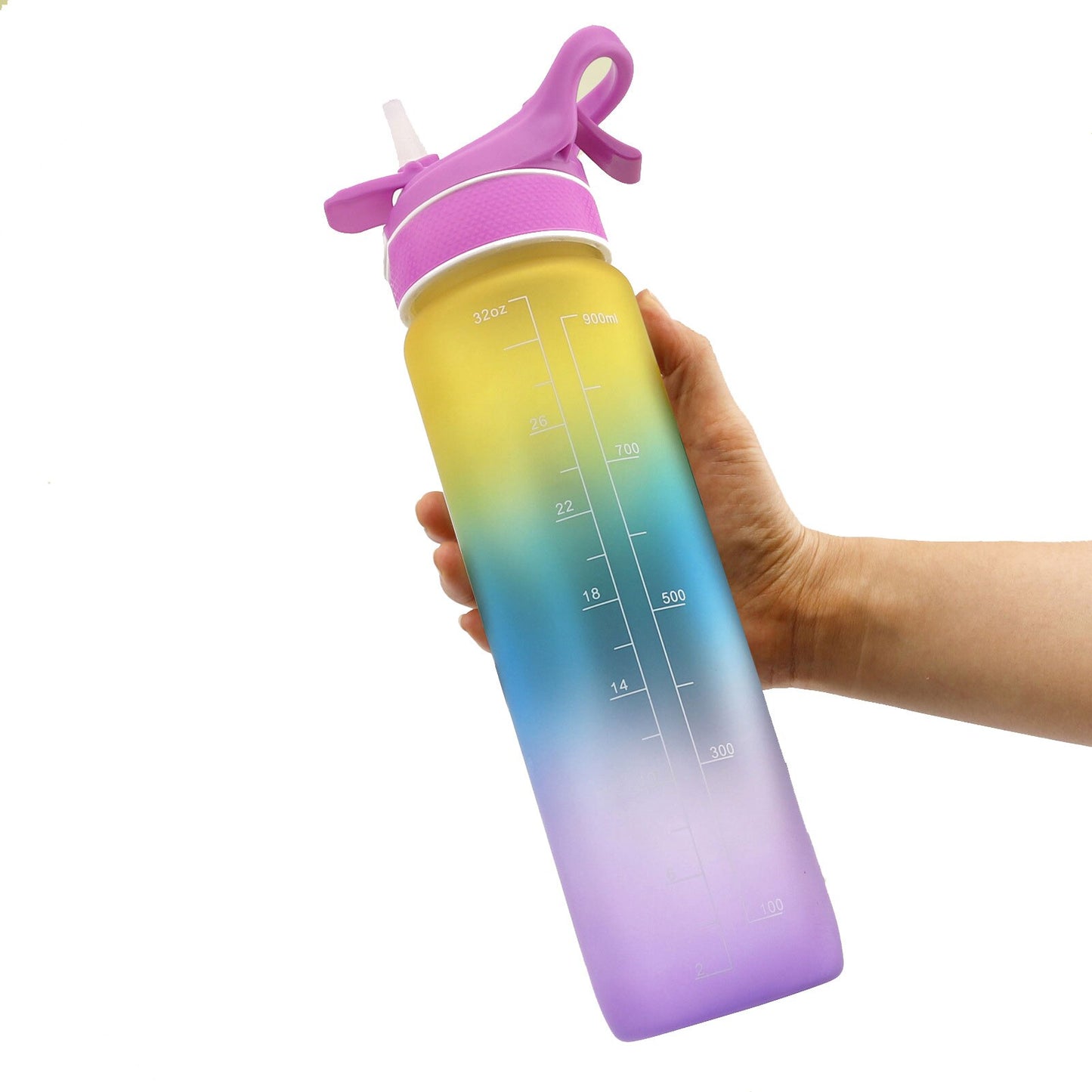 Eine Hand haelt eine Sporttrinkflasche mit einem Farbverlauf von Gelb zu Lila und Zeitmarkierung zur Fluessigkeitsverfolgung.