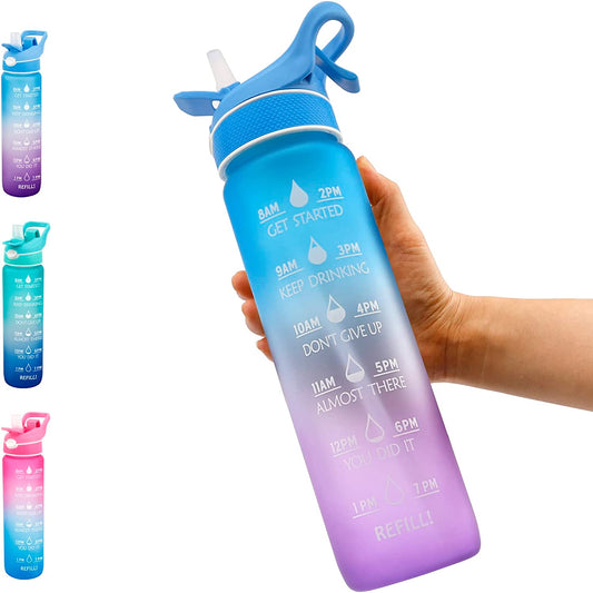 Eine Hand haelt eine verlaufsfarbige Sporttrinkflasche, die von Blau zu Lila wechselt, mit Zeitmarkierungen und Erinnerungen zur Fluessigkeitsaufnahme.