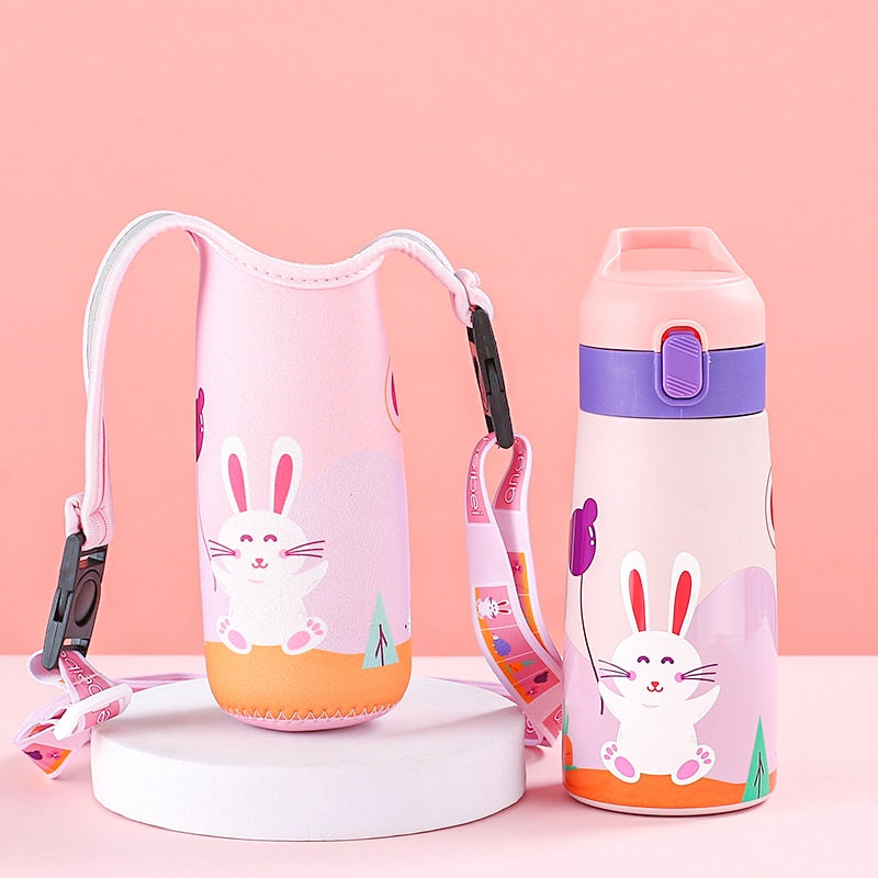 Eine Kindertrinkflasche und Tragetasche mit Hasenmotiv auf einem rosa Hintergrund.