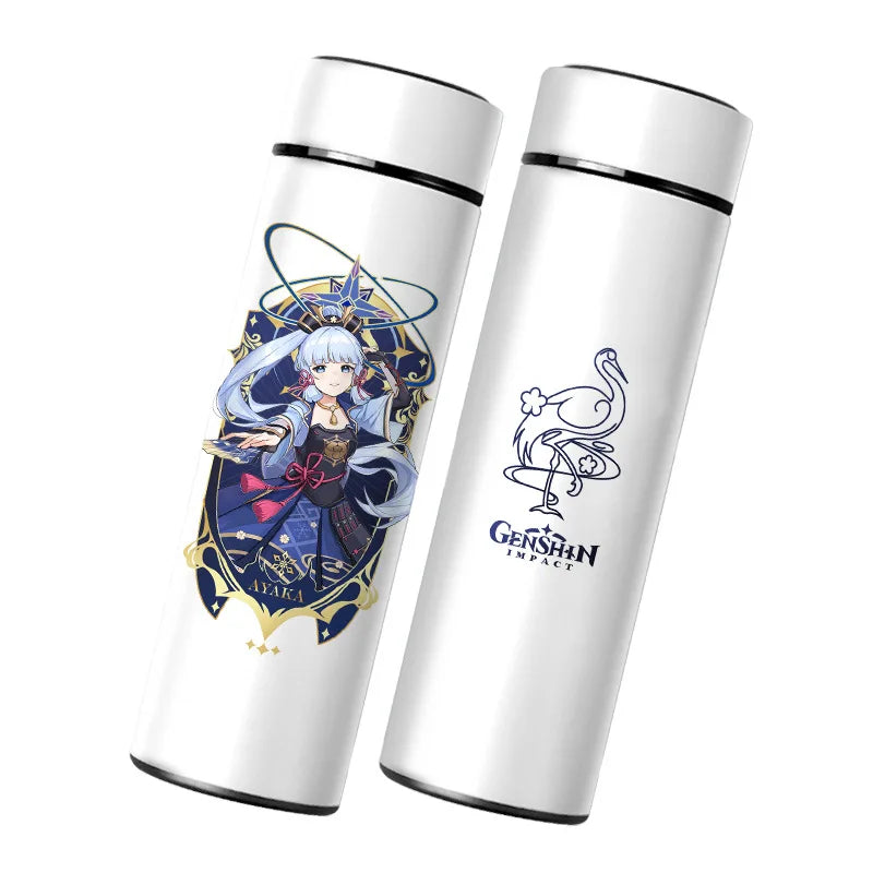 Zwei weiße Thermosflaschen mit schwarzem Deckel, die eine mit einem Charakter aus "Genshin Impact" und die andere mit einem Logo des Spiels verziert.