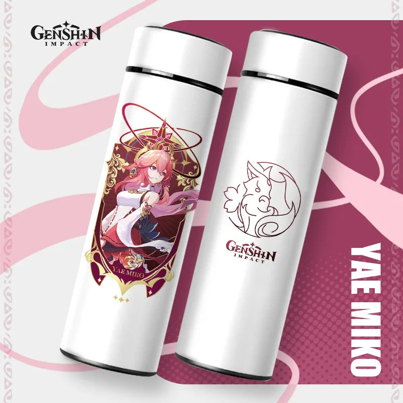 Zwei weiße Thermosflaschen mit schwarzem Deckel vor einem rosa Hintergrund. Die linke Flasche ist mit einer Illustration des "Genshin Impact" Charakters "YAE MIKO" verziert, die rechte zeigt das Spiellogo.