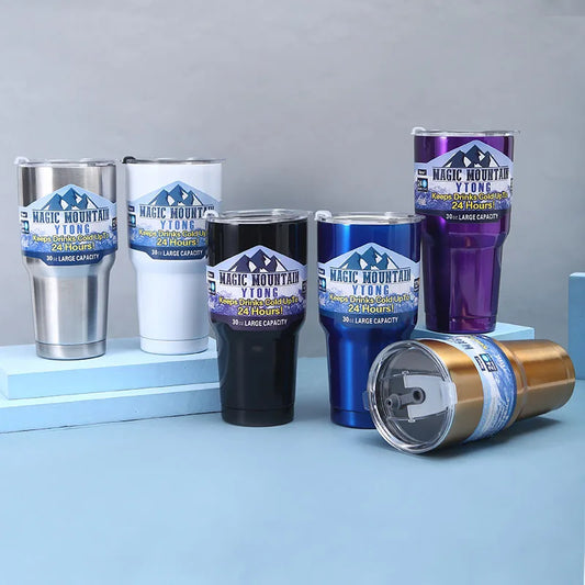 Eine Sammlung von isolierten Trinkbechern in verschiedenen Farben mit Deckeln und Strohhalmen, teilweise auf Podesten praesentiert, vor einem hellblauen Hintergrund.