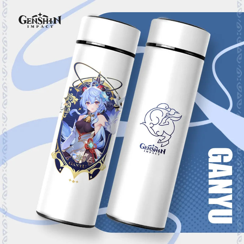 Zwei weiße Thermosflaschen mit schwarzem Deckel auf einem blauen Hintergrund mit Wellenmuster. Die linke Flasche ist mit einer Illustration des "Genshin Impact" Charakters "GANYU" verziert, die rechte zeigt das Spiellogo.