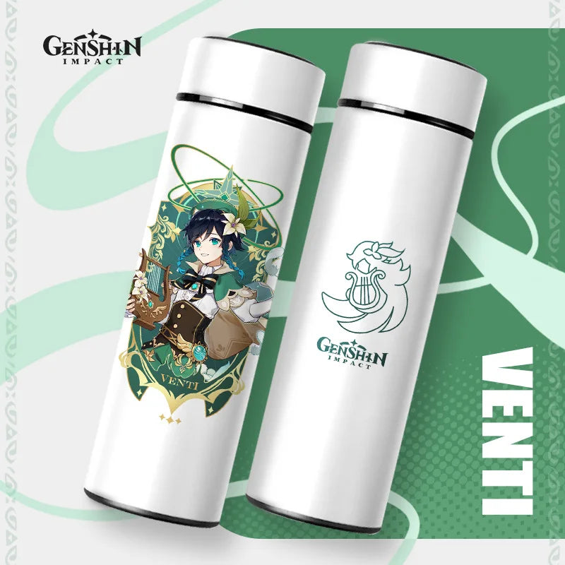 Zwei weiße Thermosflaschen mit schwarzem Deckel auf einem tuerkisfarbenen Hintergrund. Die linke Flasche zeigt eine Illustration des "Genshin Impact" Charakters "VENTI", die rechte ist mit einem Logo des Spiels verziert, das eine Lyra darstellt.