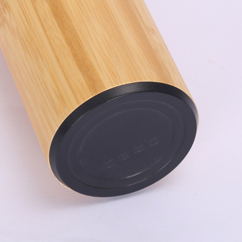 Der  Boden einer Thermosflasche mit Bambusummantelung und einem schwarzen, rutschfesten Belag.