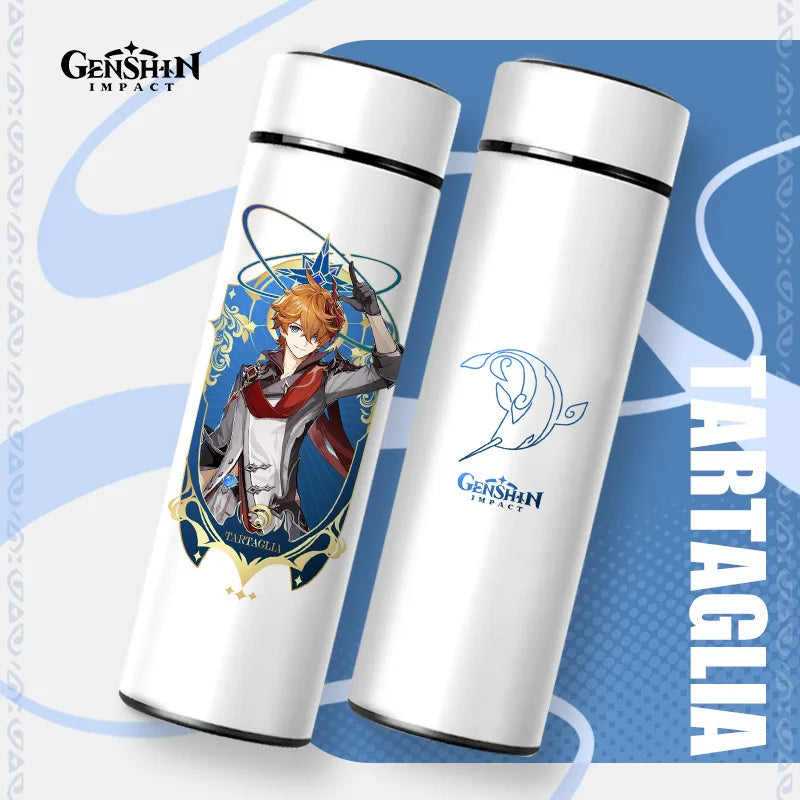 Zwei weiße Thermosflaschen mit schwarzem Deckel auf einem blauen Hintergrund mit Wellenmuster. Die linke Flasche zeigt eine Illustration des "Genshin Impact" Charakters "TARTAGLIA", die rechte ist mit dem Logo des Spiels verziert.