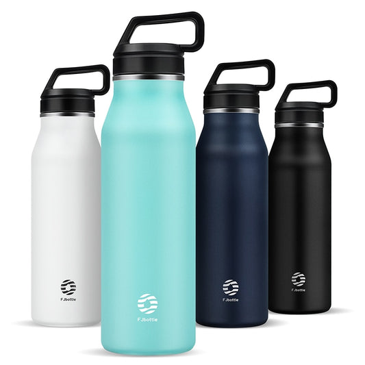 Das Bild zeigt vier Edelstahl-Thermosflaschen in verschiedenen Farben: Weiß, Mintgruen, Dunkelblau und Schwarz. Jede Flasche hat einen Deckel mit integriertem Griff.