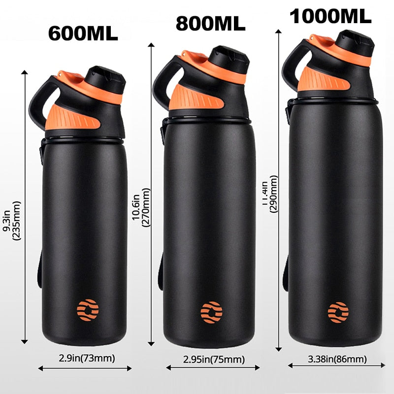 Drei schwarze Thermosflaschen mit orangefarbenen Deckeln und Griffen, unterschieden nach ihrem Fassungsvermoegen: 600 ml, 800 ml und 1000 ml. Die Maße jeder Flasche sind ebenfalls angegeben.