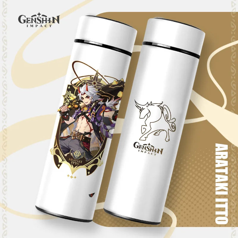 Zwei weiße Thermosflaschen mit schwarzem Deckel vor einem beige-braunen Hintergrund. Die linke Flasche ist mit einer Illustration des "Genshin Impact" Charakters "ARATAKI ITO" bedruckt, die rechte zeigt das Logo des Spiels.