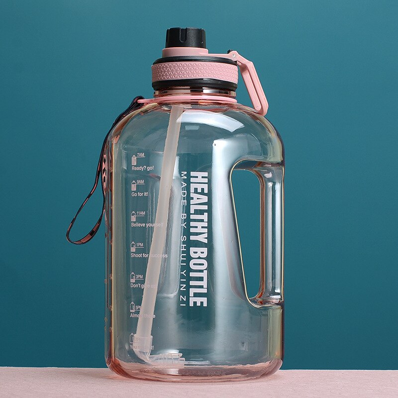 Transparente Trinkflasche mit einem Fassungsvermoegen von 3 Litern und einer rosafarbenen Kappe, versehen mit einem Tragegriff und Zeitmarkierungen zur Erinnerung an die Fluessigkeitsaufnahme.