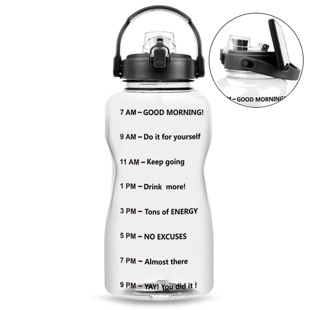 Eine transparente Sporttrinkflasche, beschriftet mit Zeitmarkierungen und motivierenden Nachrichten vom fruehen Morgen bis zum Abend. Sie hat einen schwarzen Tragegriff und Verschluss.