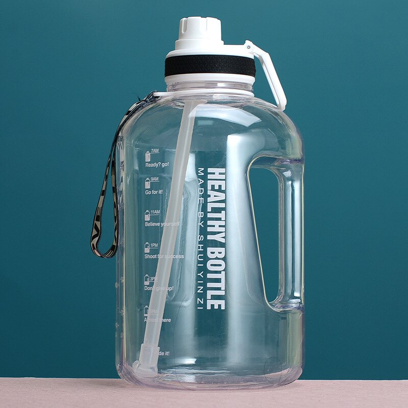 Transparente Trinkflasche mit einem Fassungsvermoegen von 3 Litern und einer weissfarbenen Kappe, versehen mit einem Tragegriff und Zeitmarkierungen zur Erinnerung an die Fluessigkeitsaufnahme.