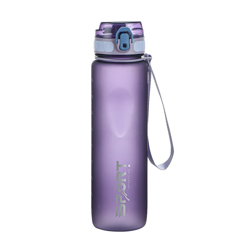Eine leuchtend violette Sporttrinkflasche mit 'SPORT' Logo, Deckel mit Trinkoeffnung und integriertem Tragegriff, Kapazitaet Markierungen an der Seite.