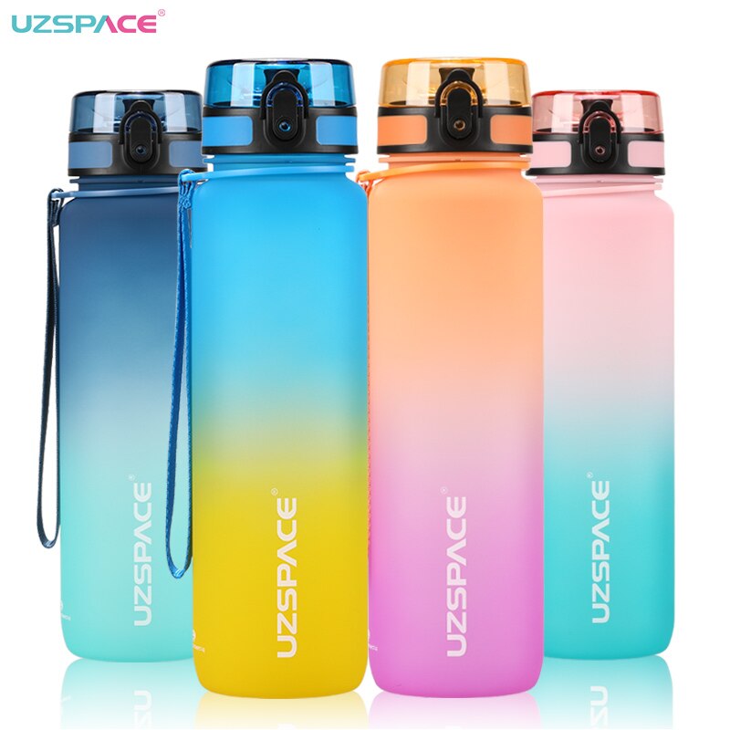 Eine Reihe von vier Sporttrinkflaschen der Marke UZSPACE in verschiedenen Farbverlaeufen: Blau-Gelb, Blau-Pink, Orange-Pink und Pink-Tuerkis, jeweils mit einem Trageband und einem Einhand-Oeffnungsmechanismus.