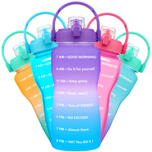 Ein Arrangement von fuenf bunten Sporttrinkflaschen in einem Faecherdesign, jede mit Zeitmarkierungen und motivierenden Nachrichten. Die Farben reichen von Blau, Gruen, Orange, Lila bis zu Rosa, mit farblich passenden Tragegriffen.
