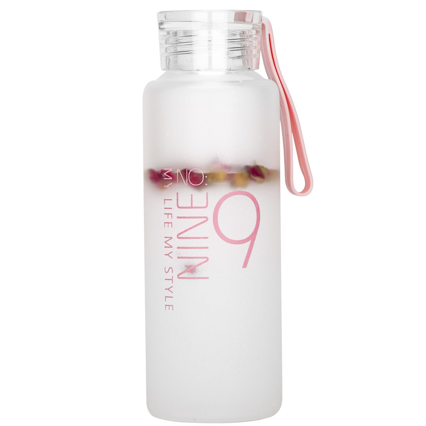 Eine durchsichtige matte Glastrinkflasche und einem rosafarbenen Silikonband. Die Flasche ist mit der Aufschrift "NINE 09" in einem modernen, absteigenden Schriftzug bedruckt, der von unten nach oben gelesen werden kann. Im Inneren der Flasche sind unscharf Fruchtstuecke zu erkennen.