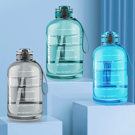 Drei Wasserflaschen mit Zeitplan zur Flüssigkeitsaufnahme in unterschiedlichen Farben Blau, Grau und Gruen auf Podesten vor blauem Hintergrund.